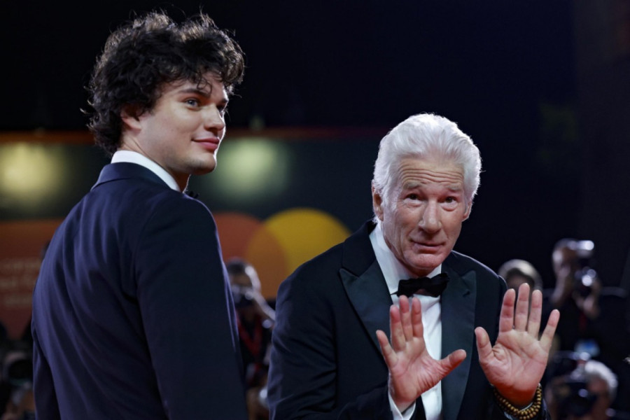 Sin Ričarda Gira i slavne Bondove devojke glumi u popularnoj seriji: Krenuo je očevim stopama FOTO