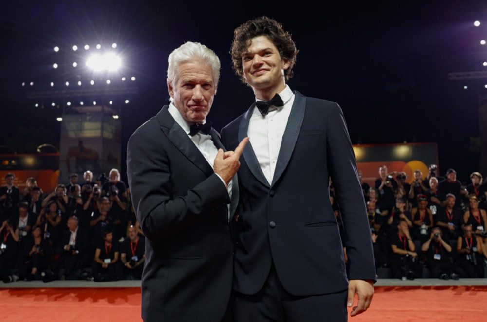 Sin Ričarda Gira i slavne Bondove devojke glumi u popularnoj seriji: Krenuo je očevim stopama FOTO