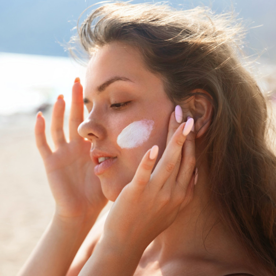 Koja količina SPF-a je potrebna za celo lice? Većina ga koristi nedovoljno