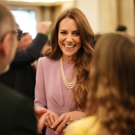 Kejt Midlton nikad nije bila lepša: Ponosno nosi omiljene kraljičine bisere FOTO