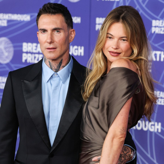 Slavni pevač zabrinuo i razočarao, niko ga ne prepoznaje: "Izgleda kao voštana figura" FOTO