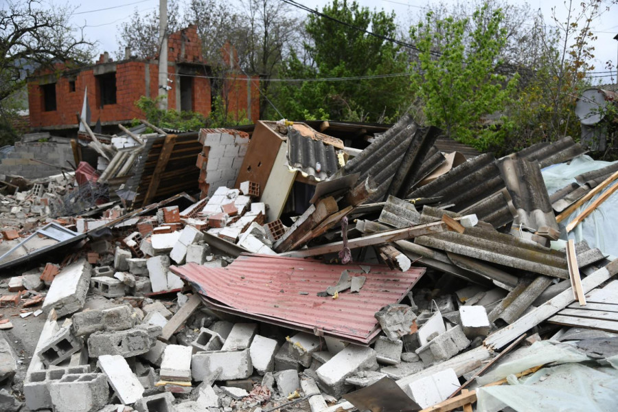 Kurtijeva policija upala u Severnu Mitrovicu; Priština ruši garaže Srba, Euleks sve posmatra FOTO
