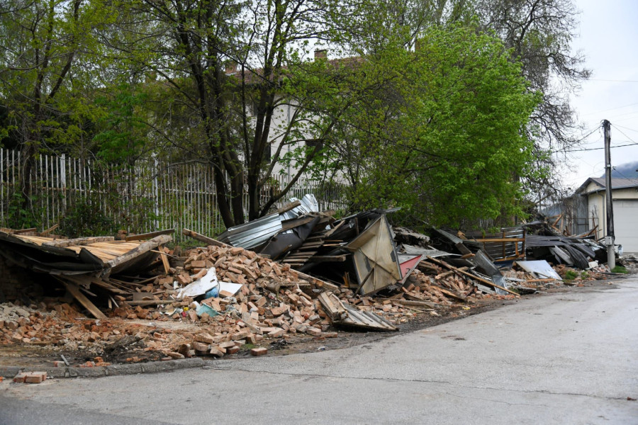 Kurtijeva policija upala u Severnu Mitrovicu; Priština ruši garaže Srba, Euleks sve posmatra FOTO