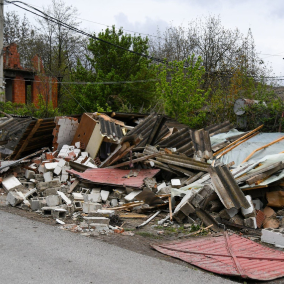 Kurtijeva policija upala u Severnu Mitrovicu; Priština ruši garaže Srba, Euleks sve posmatra FOTO