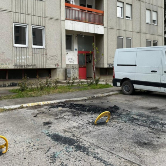 Zapaljen luksuzni džip ispred zgrade u Čačku: Stanari u šoku "Zatekao nas je jeziv prizor"