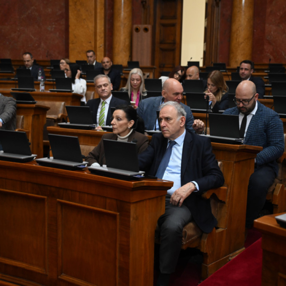 "Kompas": Hoće u Evropu, a ne glasaju za evropske zakone; "Opozicija je odavno izgubila kompas"