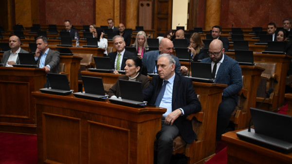 "Kompas": Hoće u Evropu, a ne glasaju za evropske zakone; "Opozicija je odavno izgubila kompas"