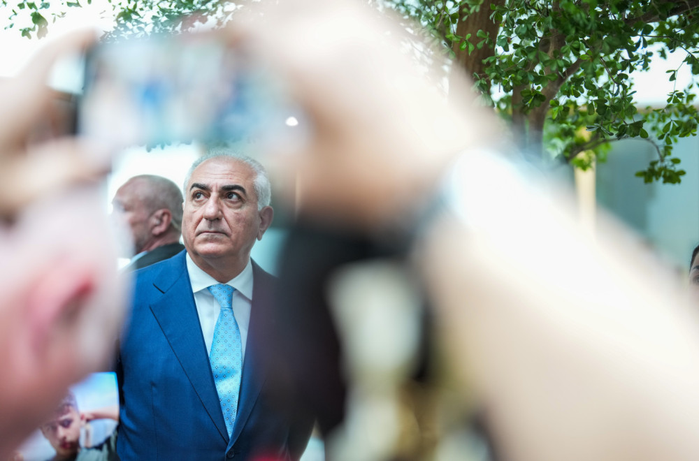 Pahlavi šokirao: Nakon napada crvenom tečnošću, govorio iz staklenog oklopa VIDEO