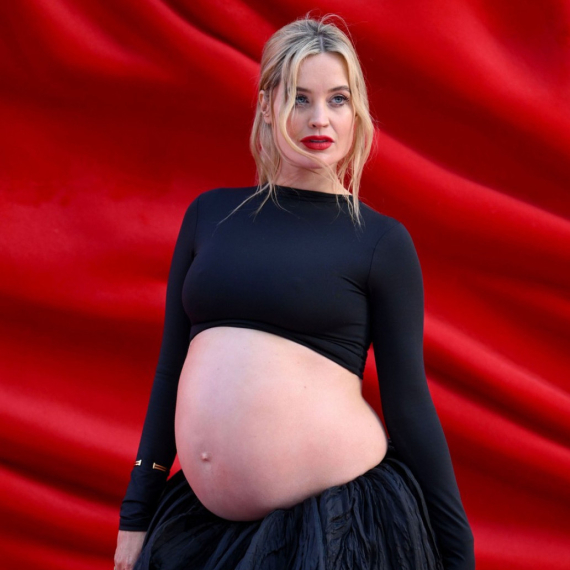 "Vatreno" i provokativno u poodmakloj trudnoći? Moguće je kod ove lepotice FOTO