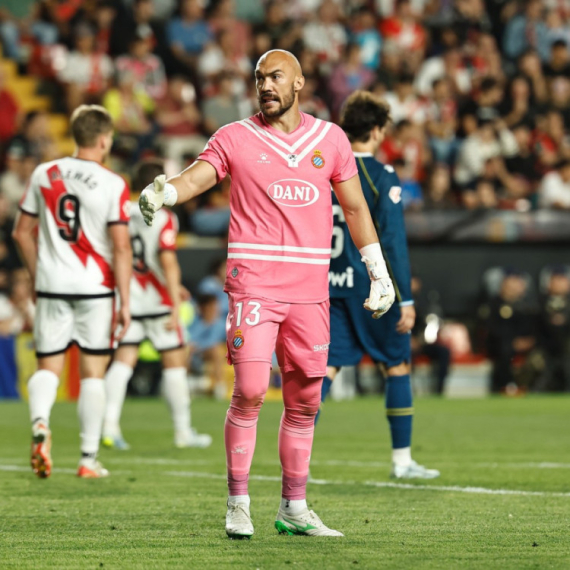 Haos u Valjekasu: Dmitrović hteo da izvede slobodnjak u 97. minutu, golman "lepio" mrežu VIDEO