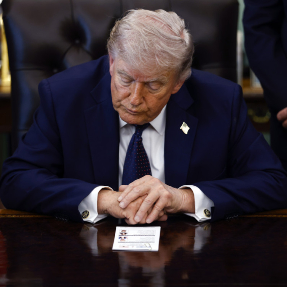 Kakav obrt: Tramp na sred sastanka...zaspao? VIDEO