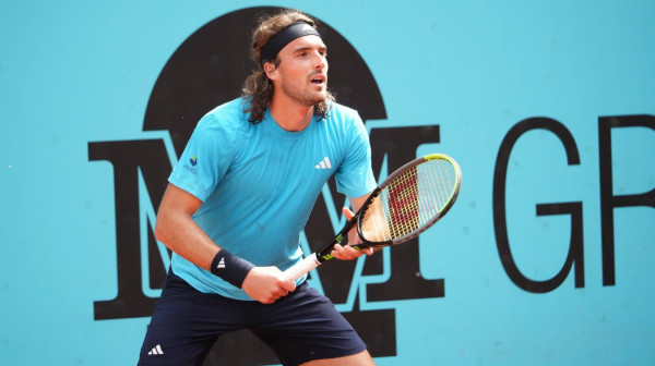 Da li je ovo normalno? Cicipas izvređao oca tokom meča VIDEO