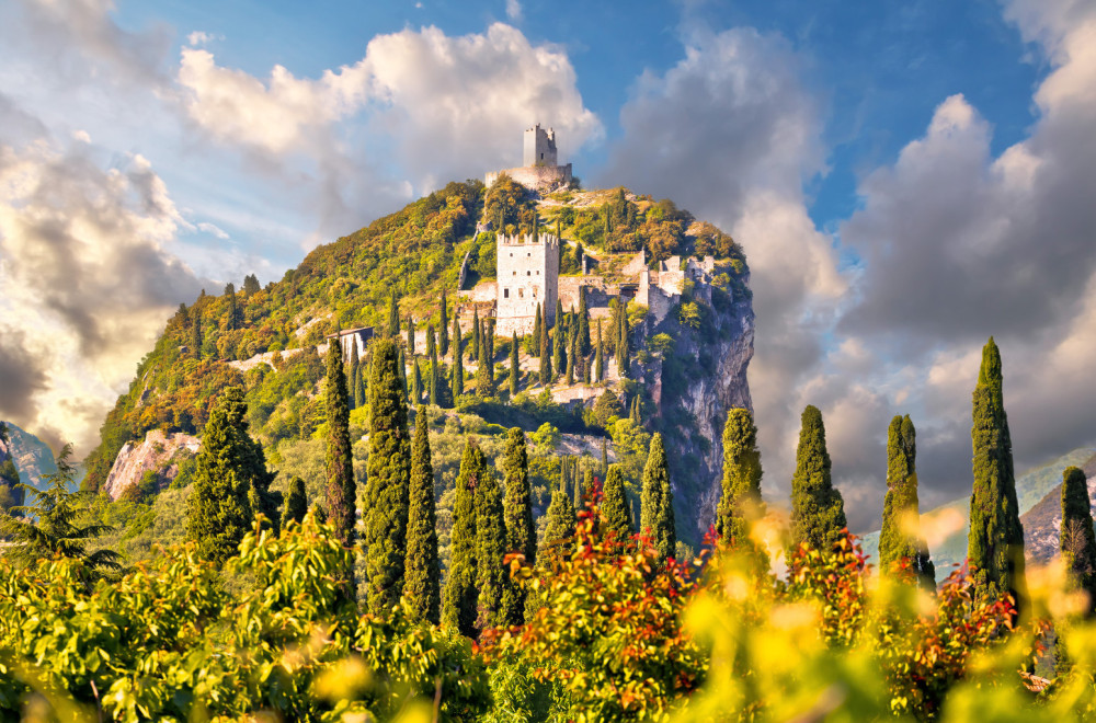 Grad skriven između jezera i planina: Ovo je mirnija alternativa popularnim destinacijama u Italiji FOTO