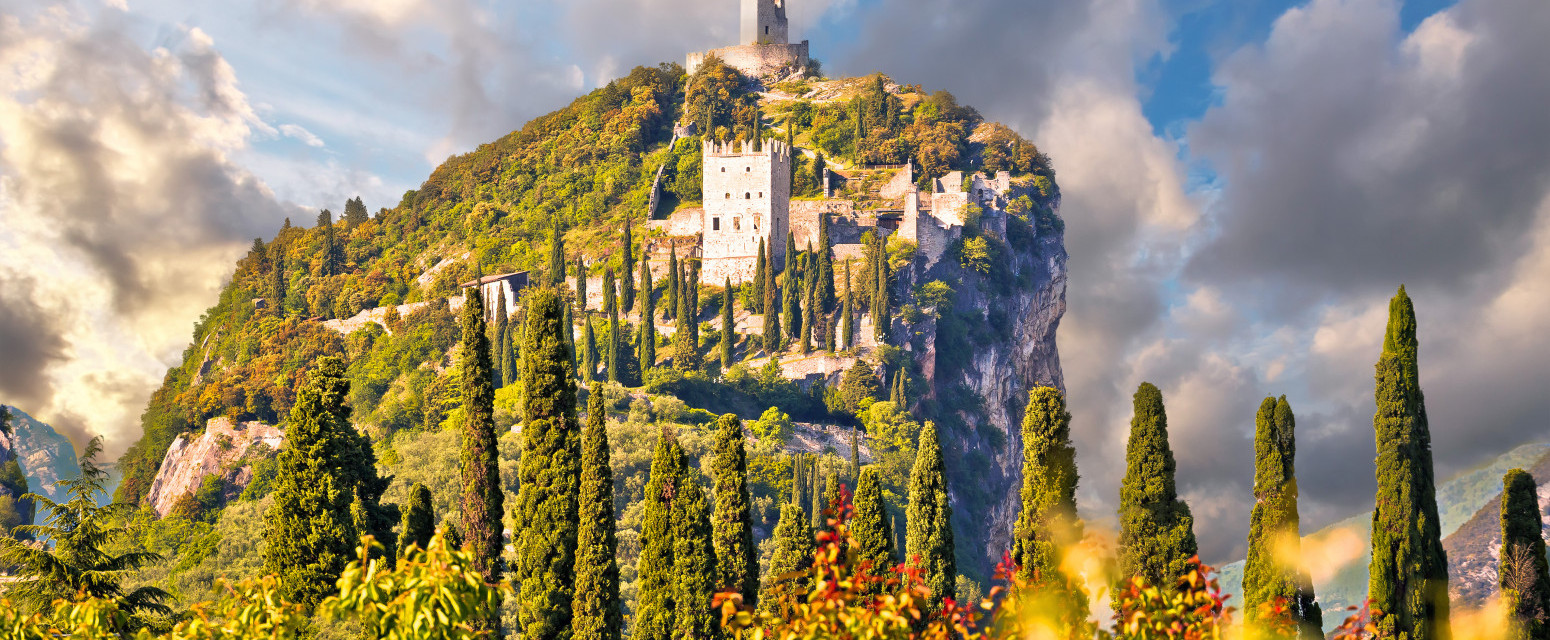 Grad skriven između jezera i planina: Ovo je mirnija alternativa popularnim destinacijama u Italiji FOTO