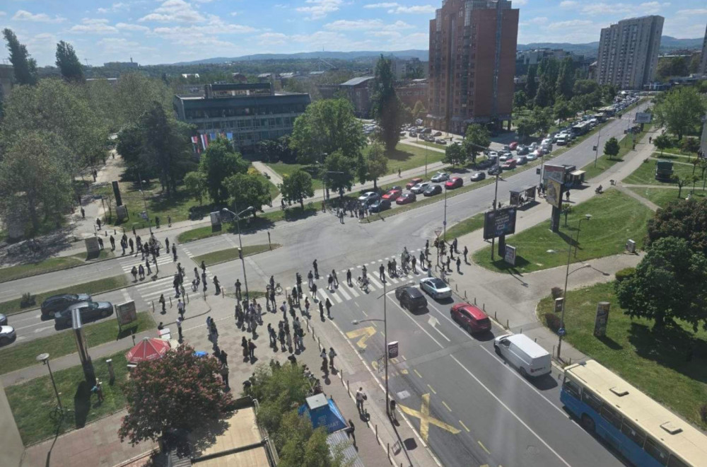 Nastavlja se blokadersko maltretiranje građana; U Novom Sadu se sami hvale koliko ih je mnogo VIDEO