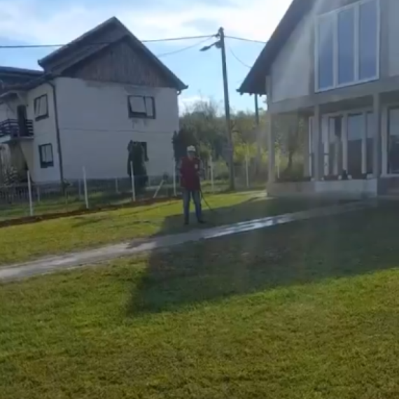 Narod voli predsednika Srbije; "Vučić je otac nacije, zna svako mesto i pomaže svima. Obožavamo ga" VIDEO