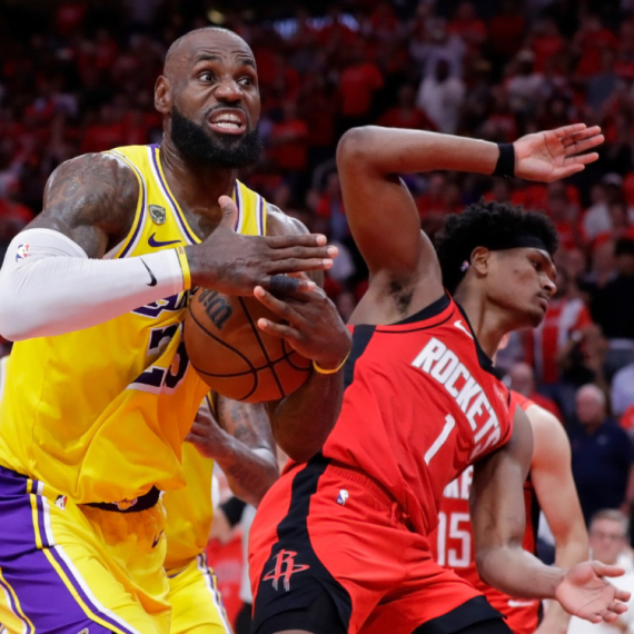 Neuništivi Lebron "krade" i rešava – Lejkersima drama posle produžetka VIDEO