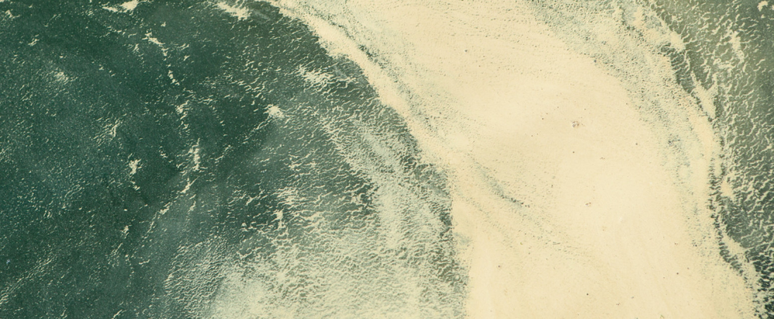 Panika na plaži u Hrvatskoj: More promenilo boju preko noći