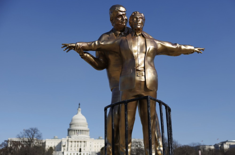 Skandal naoučigled svih: Na zgradi puštaju snimke o Trampu i Epstajnu VIDEO