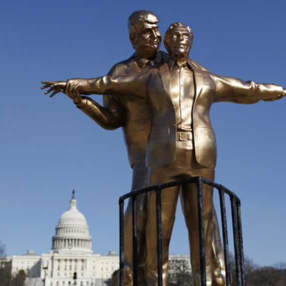 Skandal naoučigled svih: Na zgradi puštaju snimke o Trampu i Epstajnu VIDEO