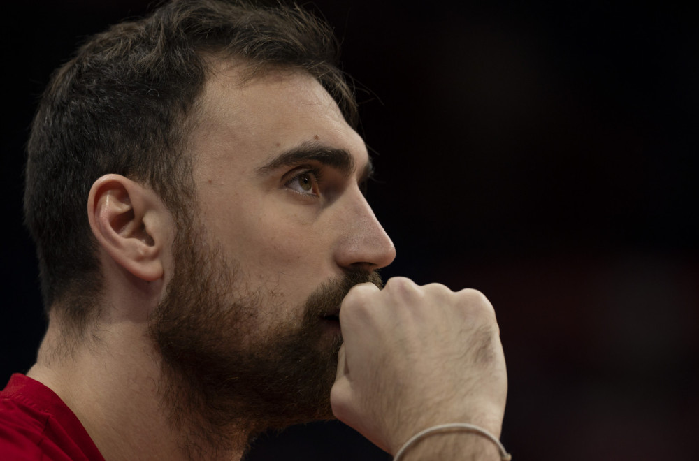 Košarkaška knjiga sa tri srpska slova