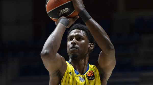 Makabi blindirao centra i ugasio Partizanove nade