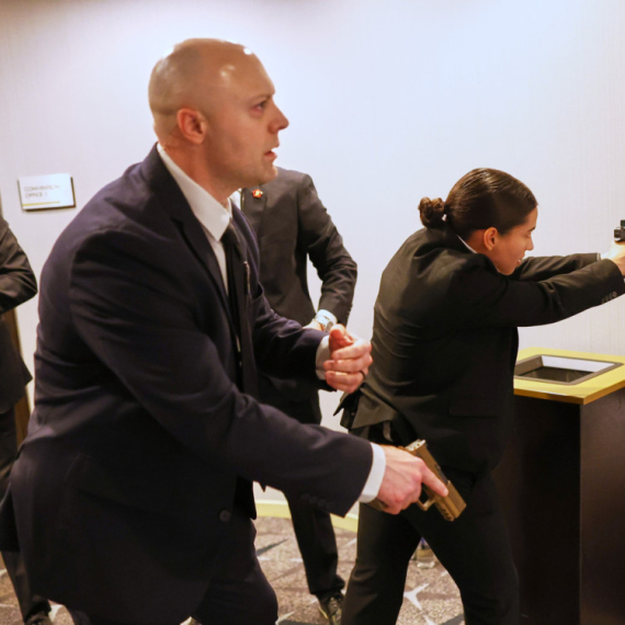 UŽIVO Pucnjava na Trampovoj večeri! Policajac upucan, napadač uhapšen; Objavljene slike i snimci FOTO/VIDEO