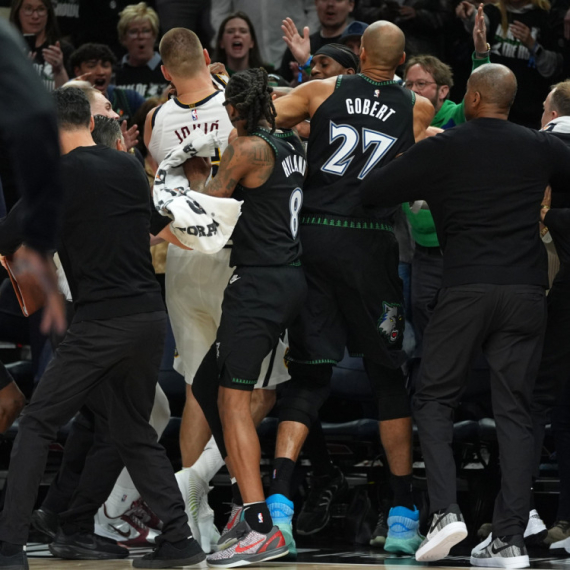 Dosunmu uništio Denver, Jokić izazvao haos! VIDEO