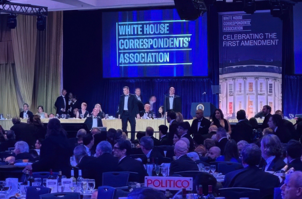 Snimak nastao tokom napada na Trampa zapalio mreže:  Svuda haos, a on dovršava jelo VIDEO