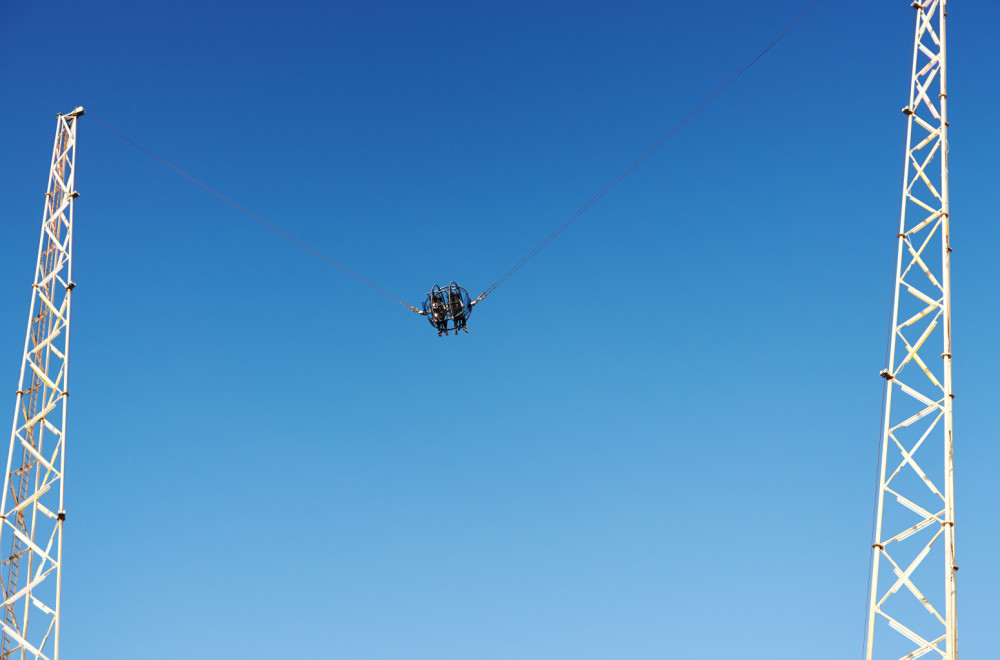 Nesreća u luna parku: Pukao kabl, pala kabina sa decom VIDEO