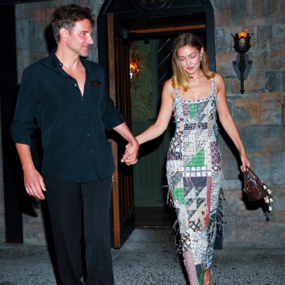 Bredli Kuper ne štedi na 20 godina mlađoj lepotici; "Moj čovek" FOTO