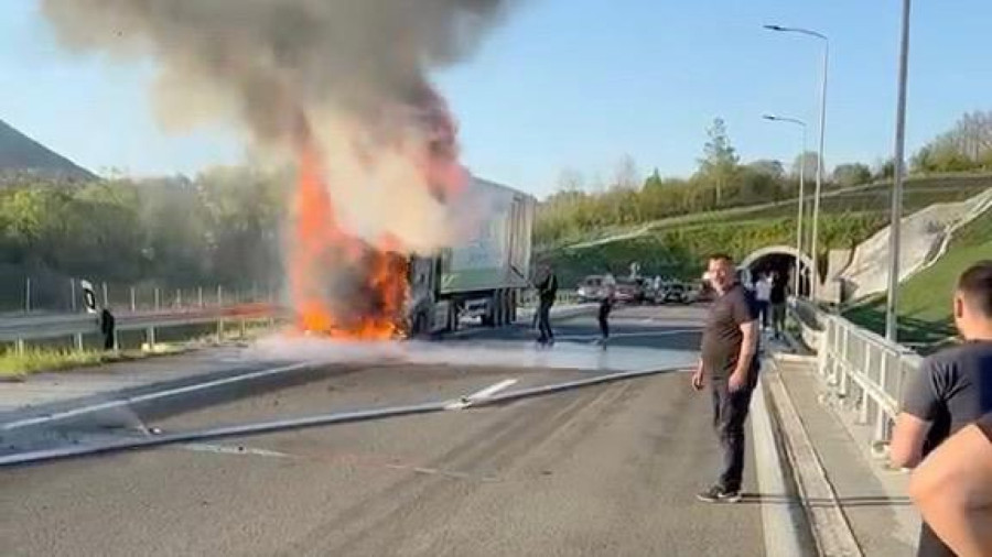 Drama na auto-putu Miloš Veliki: Kamion u plamenu, saobraćaj potpuno obustavljen FOTO