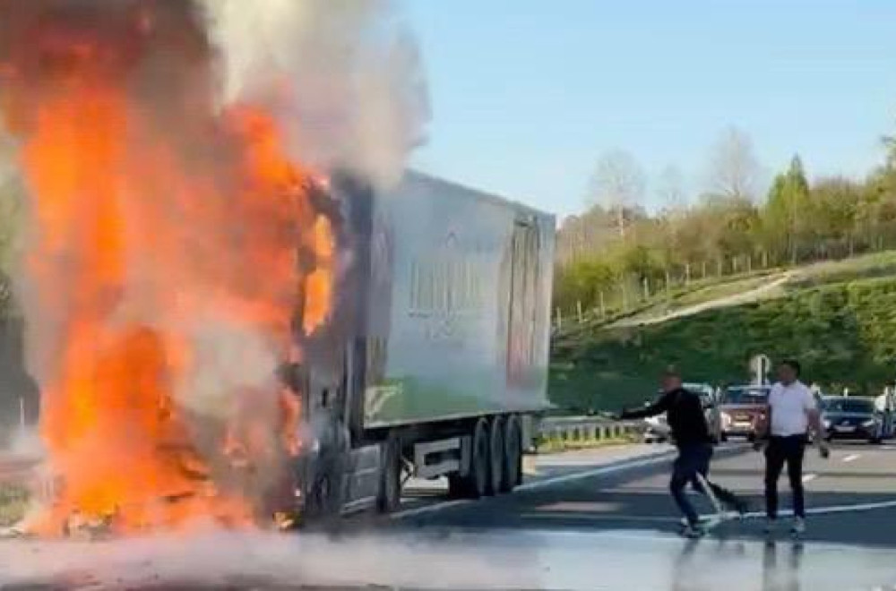 Drama na auto-putu Miloš Veliki: Kamion u plamenu, saobraćaj potpuno obustavljen FOTO