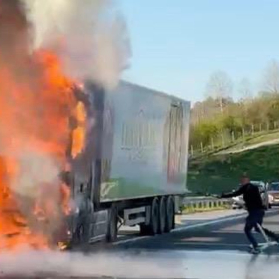 Drama na auto-putu Miloš Veliki: Kamion u plamenu, saobraćaj potpuno obustavljen FOTO