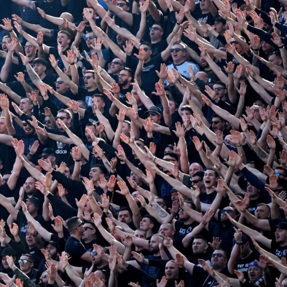 Dinamo prvak Hrvatske – sramno skandiranje na meču Hajduka i Rijeke, Srbi i Partizan u prvom planu