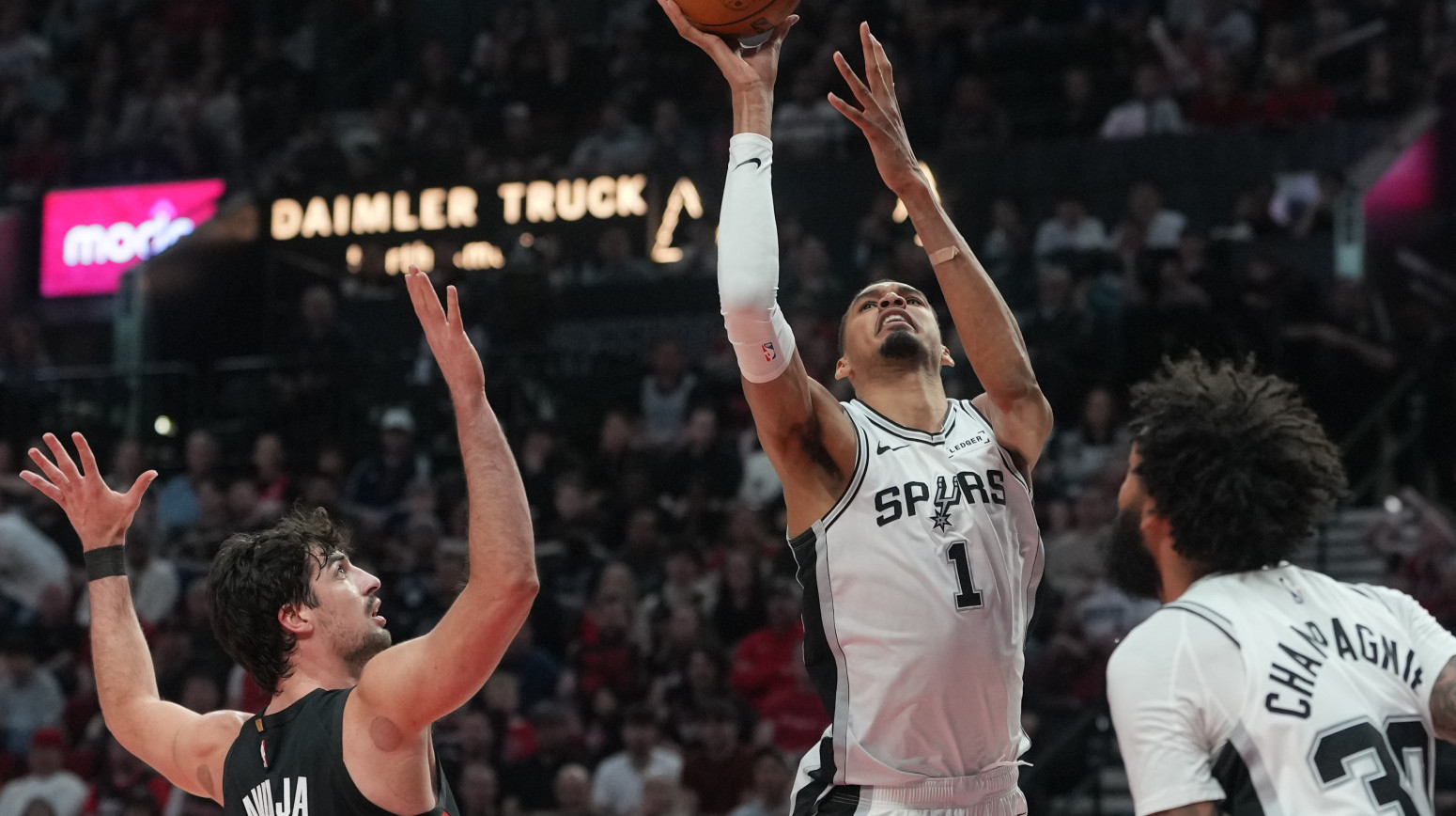 Avdija dobar i nervozan, Vembanjama se vratio sa stilom – Sparsi sprečili novi kiks