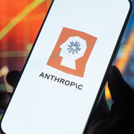 Rat giganata u senci AI: Zašto Google i Amazon "pumpaju" milijarde u Claude?