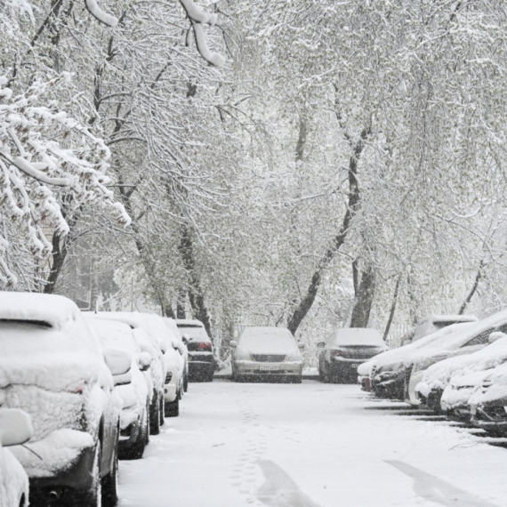 Palo 12 centimetara snega – na snazi narandžasti nivo upozorenja; Oboren rekord star 55 godina FOTO/VIDEO