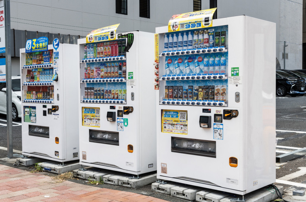 Francuz koji je lizao slamku sa automata suočava se sa zatvorom