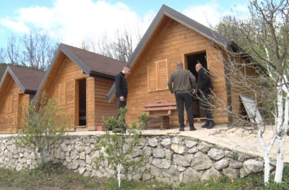 Etno naselje niče pored velike svetinje: Devet brvnara gradi se kod manastira Mileševa