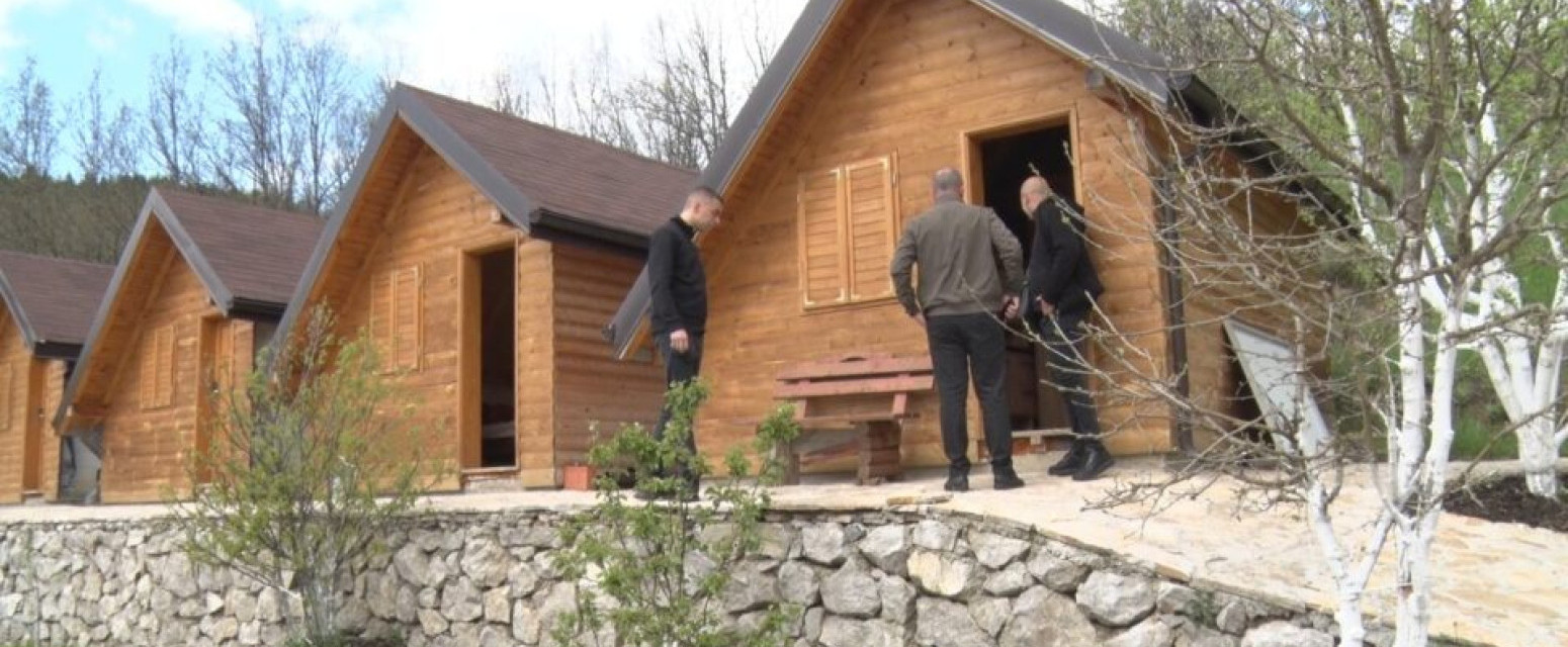 Etno naselje niče pored velike svetinje: Devet brvnara gradi se kod manastira Mileševa