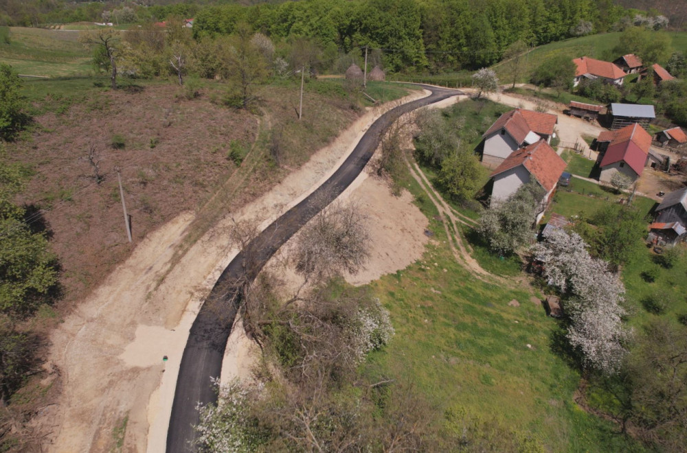 Asfalt je stigao i u njihovo selo: Novi put u dragačevskoj Viči prozor u svet