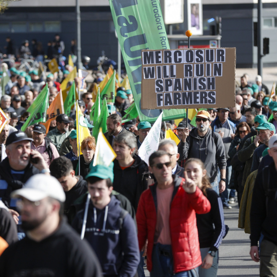 Primitivno skandiranje osvaja Evropu: "Ko ne skače, taj je neprijatelj"