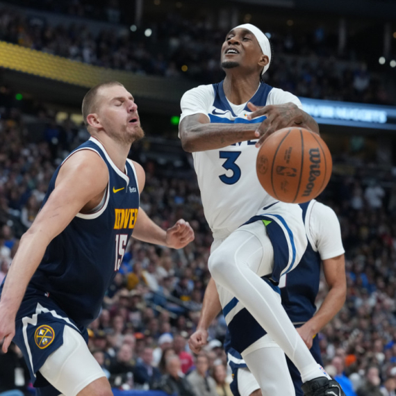 Pobesneli Jokić se opet zaleteo na Mekdenijelsa VIDEO