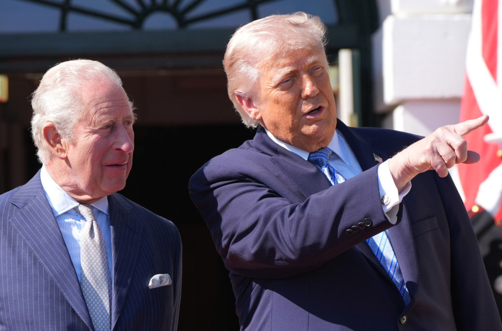 Trampov gest prilikom susreta s kraljem Čarlsom izazvao raspravu: Prekršen protokol? FOTO