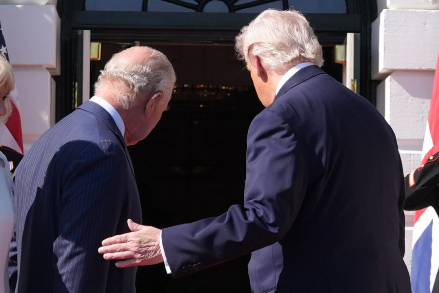 Trampov gest prilikom susreta s kraljem Čarlsom izazvao raspravu: Prekršen protokol? FOTO