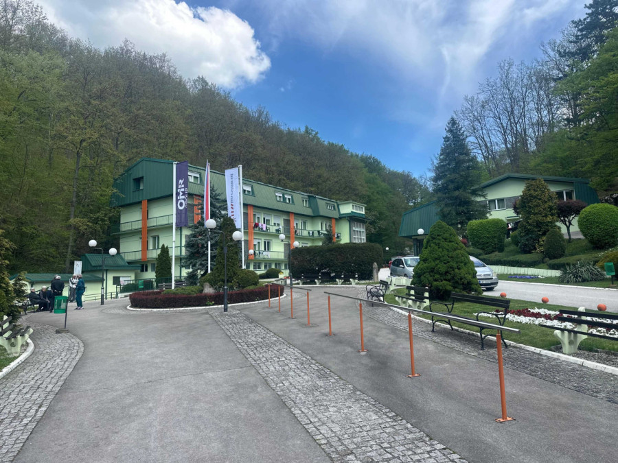 Prešli 2.000 kilometara kako bi došli u srpsku banju: Bračni par iz Francuske oduševljen Gornjom Trepčom FOTO