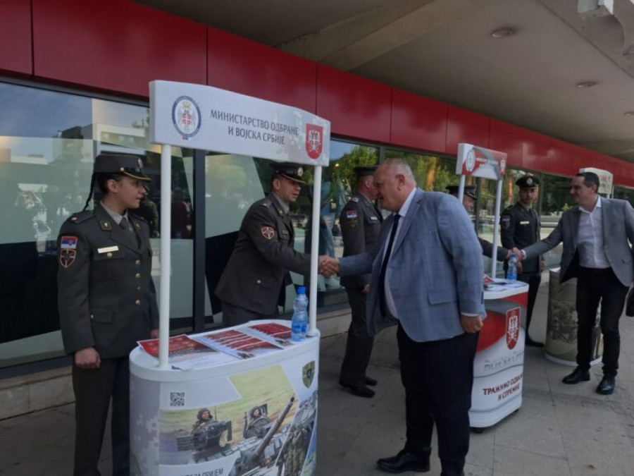 Vojska Srbije predstavila opremu i mogućnosti zapošljavanja mladima u Leskovcu