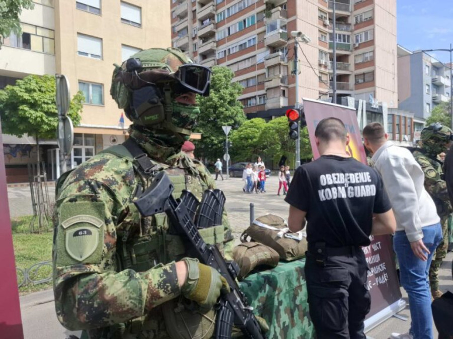 Vojska Srbije predstavila opremu i mogućnosti zapošljavanja mladima u Leskovcu