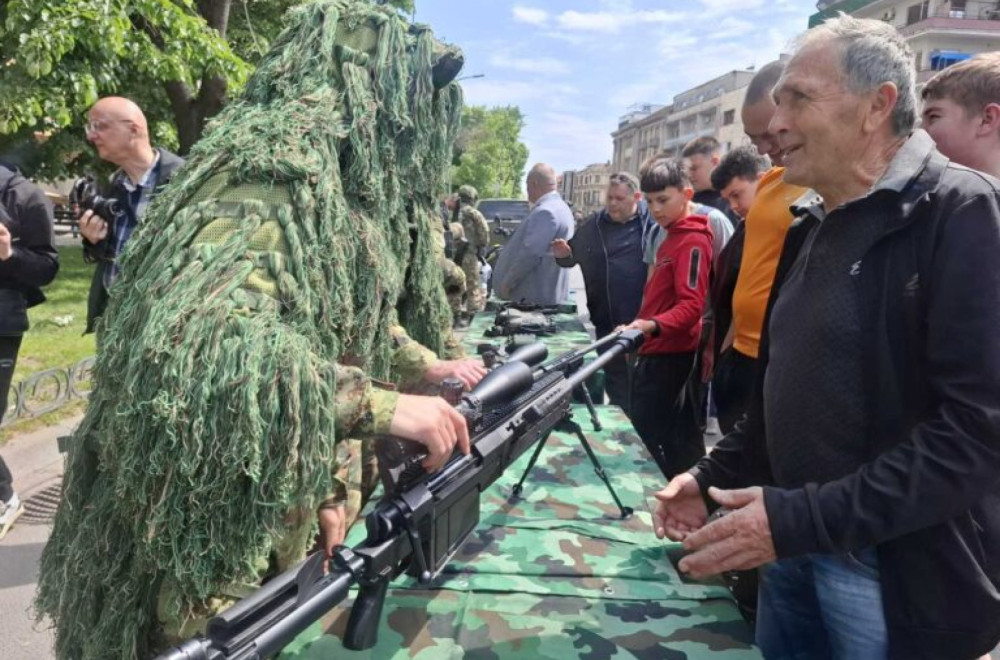 Vojska Srbije predstavila opremu i mogućnosti zapošljavanja mladima u Leskovcu